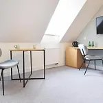 Klasztorna 25