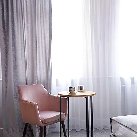 شقة فندقية Klasztorna 25 3*